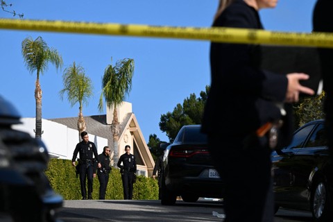 Polisi menyelidiki insiden penembakan di lingkungan Beverly Crest Los Angeles, tepat di utara Beverly Hills, Los Angeles, AS, Sabtu (28/1/2023). Foto: Robyn Beck/AFP