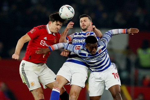 Pemain Manchester United Harry Maguire beraksi bersama Reading Tyrese Fornah dan Shane Long di Old Trafford, Manchester, Inggris, Sabtu (28/1/2023). Foto: Phil Noble/REUTERS