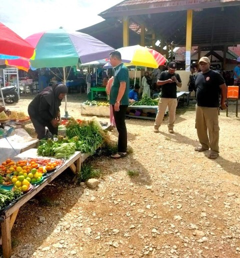Bupati Kaimana, Freddy Thie ketika membeli sayuran milik pedagang di kawasan pasar ikan Kaimana