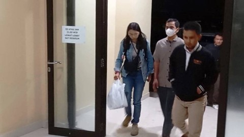 Sugeng Guruh Gautama (41) (tengah) bersama pengacaranya saat mendatangi Mapolres Cianjur. Foto: Dok. Istimewa