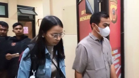 Sugeng Guruh Gautama (41) (kanan) bersama pengacaranya saat mendatangi Mapolres Cianjur. Foto: Dok. Istimewa