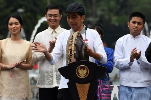 Presiden Joko Widodo (tengah) memukul rebana dalam "kick off" keketuaan Indonesia dalam ASEAN 2023 di kawasan Bundaran Hotel Indonesia (HI), Jakarta, Minggu (29/1/2023). Foto: Aditya Pradana Putra/Antara Foto