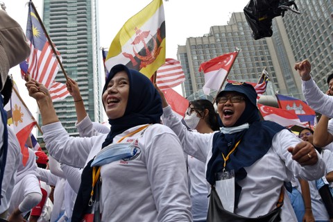 Sejumlah warga mengibarkan bendera negara anggota ASEAN dalam acara "kick off" keketuaan Indonesia dalam ASEAN 2023 di kawasan Bundaran Hotel Indonesia (HI), Jakarta, Minggu (29/1/2023). Foto: Aditya Pradana Putra/Antara Foto