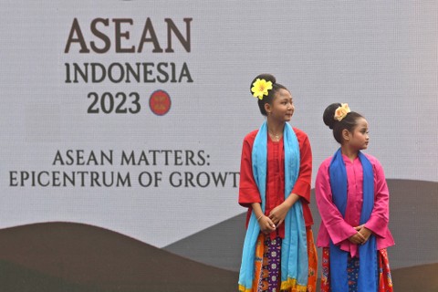 Dua anak berpakaian tradisional Betawi saat mengikuti acara "kick off" keketuaan Indonesia dalam ASEAN 2023 di kawasan Bundaran Hotel Indonesia (HI). Foto: Aditya Pradana Putra/Antara Foto