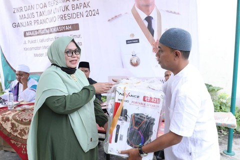 Pemberian bantuan dari Tuan Guru Sahabat Ganjar kepada majelis taklim. Foto: Dok. Istimewa