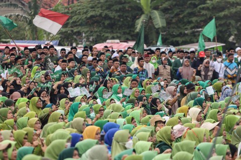 Sejumlah simpatisan Nahdlatul Ulama (NU) menyanyikan lagu Ya Lal Wathon saat mengikuti apel akbar satu abad NU di Depok, Jawa Barat, Minggu (29/1/2023). Foto: Asprilla Dwi Adha/Antara Foto