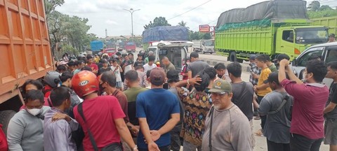 Jenazah korban saat hendak dievakuasi menggunakan mobil ambulance. | Foto : Galih Prihantoro/ Lampung Geh
