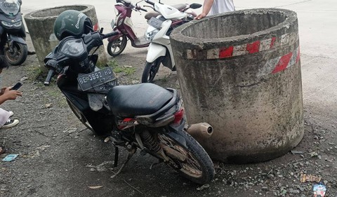 Sepeda motor milik korban mengalami rusak pada bagian belakangnya. | Foto : Galih Prihantoro/ Lampung Geh