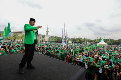Muhamad Mardiono saat menyampaikan kebangkitan PPP di depan puluhan ribu peserta yang hadir dalam harlah ke-50 di Lapangan PT BCS Logistics Cilegon, Banten, Sabtu (28/1/2023). Foto: Dok. Istimewa