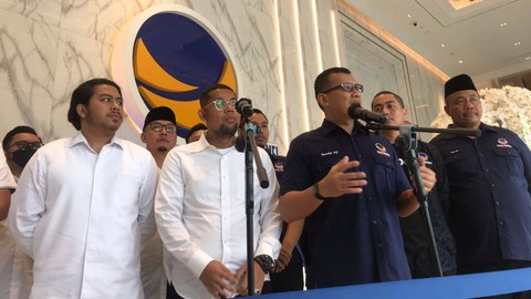Putra Haji Lulung, Guruh Tirta (kedua kiri) sambangi NasDem Tower, nyatakan dukungan Anies Baswedan jadi capres di 2024. Foto: Dok. Istimewa