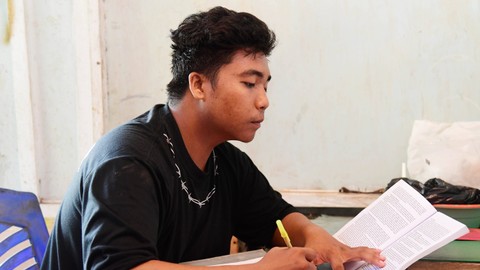 Anak Ibu Siti yang menerima bantuan beasiswa dari Presiden Jokowi di Manado, Provinsi Sulawesi Utara. Foto: Lukas/Biro Pers Sekretariat Presiden