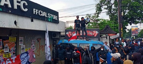 Unjuk Rasa Arek Malang Berujung Anarkis, Kantor Arema FC Rusak (1)