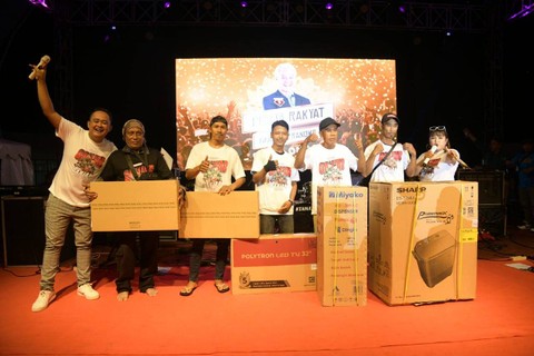 Pembagian doorprize kepada penonton konser Pesta Rakyat Ganjar Pranowo #2. Foto: Dok. Istimewa