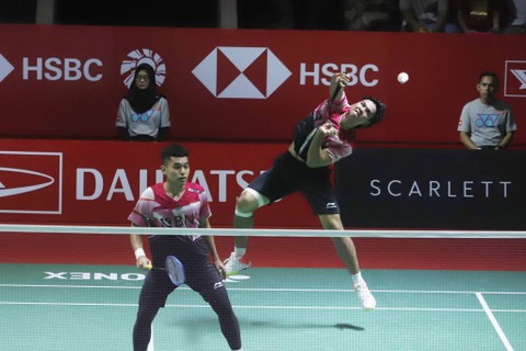Ganda putra Indonesia Daniel Marthin dan Leo Rolly Carnando saat melawan ganda China He Ji Ting/Zhou Hao Dong pada laga final Indonesia Masters 2023 di Istora Senayan, Jakarta, Minggu (29/1/2023).  Foto: Iqbal Firdaus/kumparan