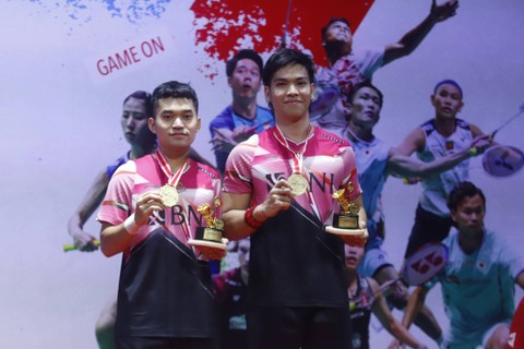 Ganda putra Indonesia Daniel Marthin dan Leo Rolly Carnando saat juara Indonesia Masters 2023 di Istora Senayan, Jakarta, Minggu (29/1/2023). Foto: Iqbal Firdaus/kumparan