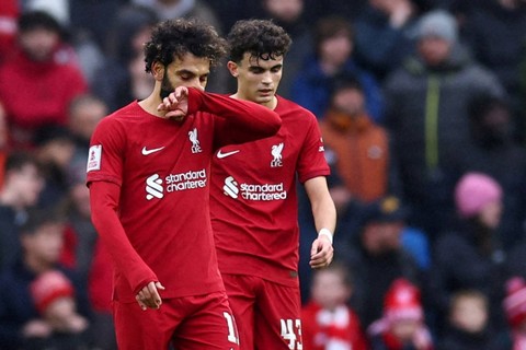 Pemain Liverpool Mohamed Salah terlihat sedih setelah pemain Brighton & Hove Albion Lewis Dunk mencetak gol pertamanya di Stadion Komunitas American Express, Brighton, Inggris, Minggu (29/1/2023). Foto: David Klein/REUTERS