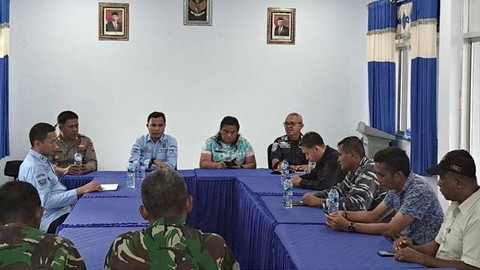 Kegiatan rapat pihak Kantor Imigrasi Kelas II Tahuna di Kantor Syahbandar Pelabuhan Ulu Siau, bersama para stakeholder terkait dalam penanganan dua nelayan WNA asal Filipina.