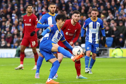 Pemain Brighton & Hove Albion Kaoru Mitoma sebelum mencetak gol kedua mereka saat hadapi Liverpool di Stadion Komunitas American Express, Brighton, Inggris, Minggu (29/1/2023). Foto: David Klein/REUTERS