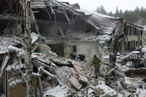 Anggota dinas Rusia memindahkan puing-puing bangunan rumah sakit yang hancur, oleh serangan rudal Ukraina, di pemukiman Novoaidar, wilayah Luhansk, Ukraina yang dikuasai Rusia, Minggu (29/1/2023). Foto: Alexander Ermochenko/REUTERS