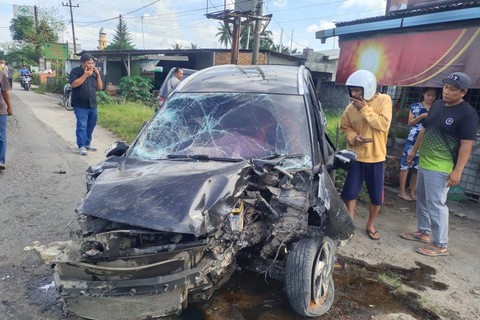 Kondisi mobil yang terlibat kecelakaan di Jalan Tengku Amir Hamzah, Kecamatan Hamparan Perak, Sumatera Utara, Minggu (29/1/2023). Foto: Polres Binjai