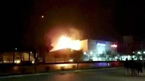 Rekaman saksi mata memperlihatkan apa yang disebut sebagai momen ledakan di sebuah pabrik industri militer di Isfahan, Iran, Minggu (29/1/2023). Foto: WANA via REUTERS