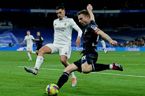 Pemain Real Madrid Dani Ceballos beraksi bersama pemain Real Sociedad Asier Illarramendi di Stadion Santiago Bernabeu, Madrid, Spanyol, Minggu (29/1/2023). Foto: Isabel Infantes/REUTERS
