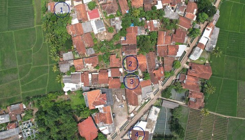 Lingkungan rumah Wowon dan Solihin di Kampung Babakan Mande, Desa Gunungsari, Ciranjang, Cianjur. (1) Rumah Wowon; (2) Rumah Solihin; (3) Warung Ujang Zaenal alias Bang Ucok korban keracunan Solihin; (4) Masjid Jami At-Taqwa tempat Solihin biasa salat. Foto: Adimas Herdian/kumparan