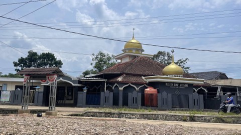 Masjid Jami At-Taqwa Kampung Babakan Mande, Desa Gunungsari, Ciranjang, Cianjur. Solihin kerap salat berjemaah dan pengajian di masjid ini. Foto: Muthia Firdaus/kumparan