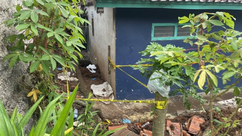 Lubang mayat di belakang rumah Solihin di Kampung Babakan Mande, Cianjur. Ditemukan mayat diduga Wiwin dan Noneng, istri dan mertua Wowon. Foto: Muthia Firdaus/kumparan