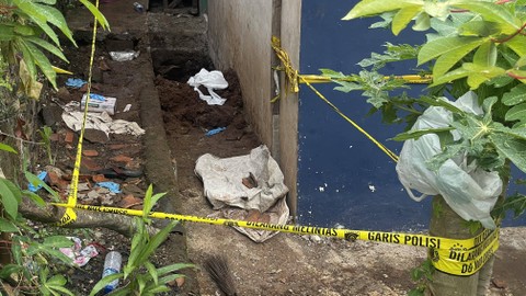 Lubang mayat di belakang rumah Solihin di Kampung Babakan Mande, Cianjur. Ditemukan mayat diduga Wiwin dan Noneng, istri dan mertua Wowon. Foto: Muthia Firdaus/kumparan