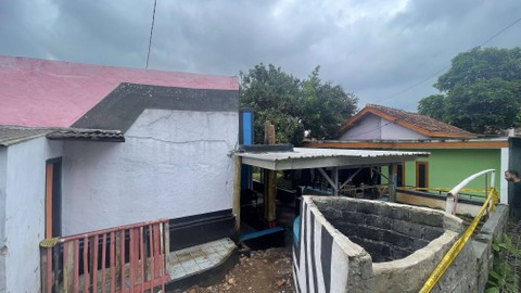 Rumah Wowon di Kampung Babakan Mande, Desa Gunungsari, Ciranjang, Cianjur. Ditemukan satu lubang mayat diduga Bayu, anak Wowon, dan satu lubang yang dipersiapkan untuk korban Wowon lainnya. Foto: Muthia Firdaus/kumparan
