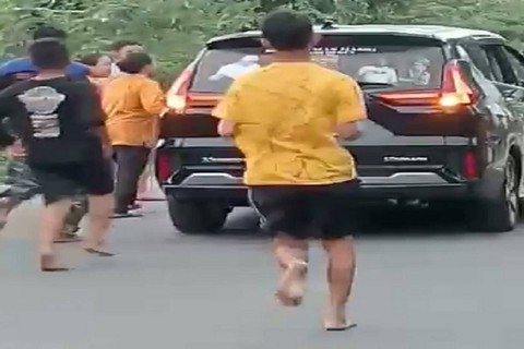 Heboh Mobil Sebar Duit di Kesamben Jombang: Warga Sekitar Berebut Ambil Uangnya