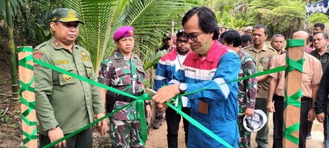 Papua Field Manager Muslim Nugraha  tampak menggunting pita sebagai simbol peresmian kandang pelestarian buaya.
