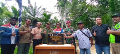 Papua Field Manager Muslim Nugraha pose bersama Kepala BBKSDA Papua Barat, Johny Santoso dan anggota usai peresmian kandang pemeliharaan buaya.