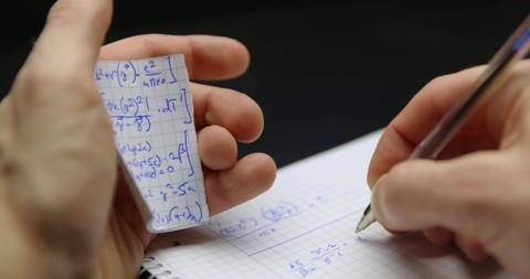 Ilustrasi mencontek. Foto: SvedOliver/Shutterstock