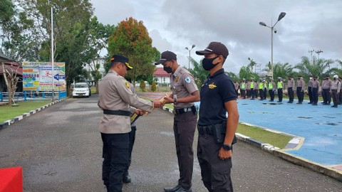 Kapolres Sekadau, AKBP Suyono, menyerahkan penghargaan kepada Satpam. Foto: Dina Mariana/Hi!Pontianak