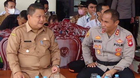 Wabup Subandrio sedang berbincang dengan Kapolres Sekadau, AKBP Suyono. Foto: Dina Mariana/Hi!Pontianak
