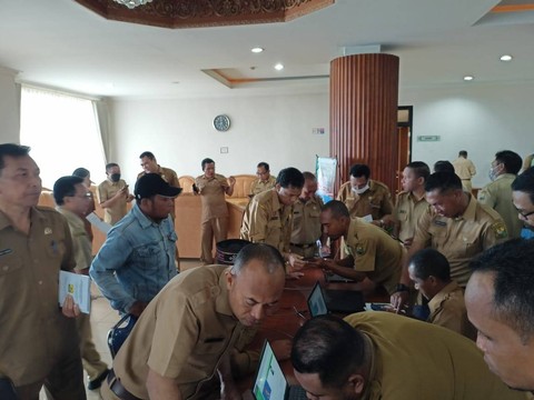 Keterangan foto: Sejumlah pegawai Pemkab Manggarai saat mencoba menggunakan Aplikasi Identitas Kependudukan Digital di Kantor Bupati Manggarai. Foto: Engkos Pahing.