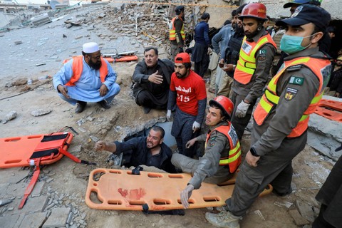 Petugas penyelamat mencari korban ledakan di sebuah masjid di Peshawar, Pakistan, Senin (30/1/2023). Foto: Fayaz Aziz/REUTERS