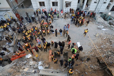 Petugas penyelamat mencari korban ledakan di sebuah masjid di Peshawar, Pakistan, Senin (30/1/2023). Foto: Fayaz Aziz/REUTERS