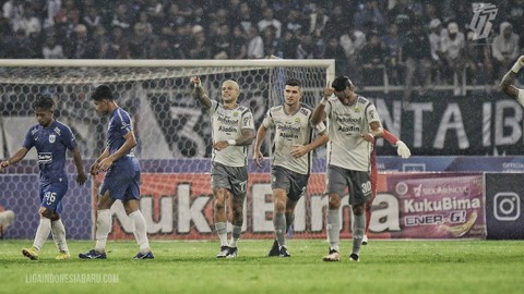 Selebrasi pemain Persib bandung saat melawan PSIS Semarang di Stadion Jatidiri Semarang. Foto: Liga Indonesia Baru