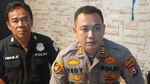 Kapolsek Calung Kompol Tedy Heru Murtianto didampingi Kasi Humas Polresta Serang Kota AKP Iwan Sumantri. Foto: Dok. Istimewa
