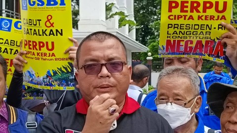 Denny Indrayana, kuasa hukum Gabungan Serikat Buruh Indonesia, daftarkan gugatan ke PTUN Jakarta, Rabu (1/2). Foto: Thomas Bosco/kumparan
