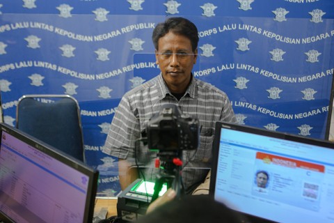 Petugas merekam data pemohon surat izin mengemudi (SIM) di Satpas SIM, Banten, Rabu (1/2/2023). Foto: ANTARA FOTO/Fauzan