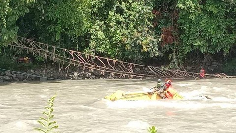 Jembatan gantung Sungai Digoel putus pada Sabtu (28/1/2023) dan menyebabkan 4 anggota TNI Polri hilang terbawa arus sungai. Foto: Polda Papua 