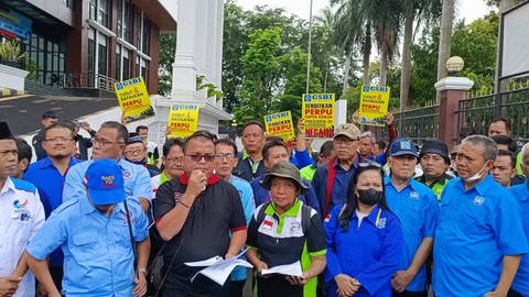 Orasi buruh bersama Denny Indrayana yang gugat Presiden dan DPR RI di depan PTUN, Jakarta, Rabu (1/2). Foto: Thomas Bosco/kumparan