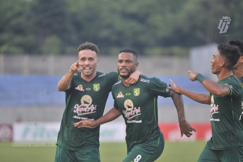 Pemain Persebaya Surabaya, Ze Valente dan Paulo Victor, di putaran kedua Liga 1 2022/23. Foto: Situs web resmi Liga Indonesia Baru