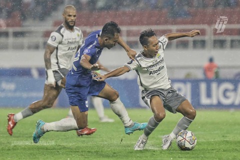 Pemain Persib bandung, Beckham Putra (kanan), saat melawan PSIS Semarang dalam lanjutan Liga 1 2022/23 di Stadion Jatidiri, Semarang, pada 31 Januari 2023. Foto: Situs web resmi Liga Indonesia Baru