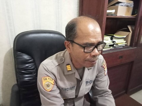Kabag SDM Polres Sorong Selatan AKP Lukaman Tindaon saat memberikan keterangan kepada wartawan