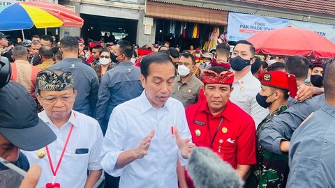 Presiden Jokowi saat kunjungi di Pasar Baturiti, Bali, Kamis (2/2/2023). Foto: Laily Rachev/Biro Pers Sekretariat Presiden